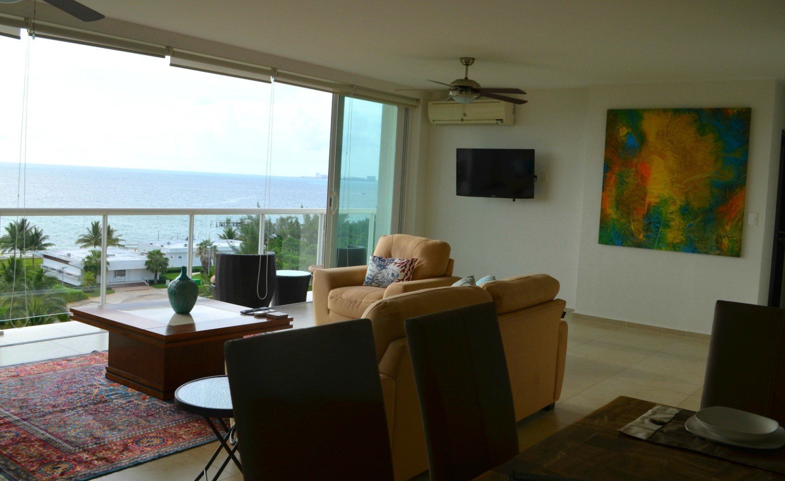 Sala y comedor con vista panor&aacute;mica al mar
