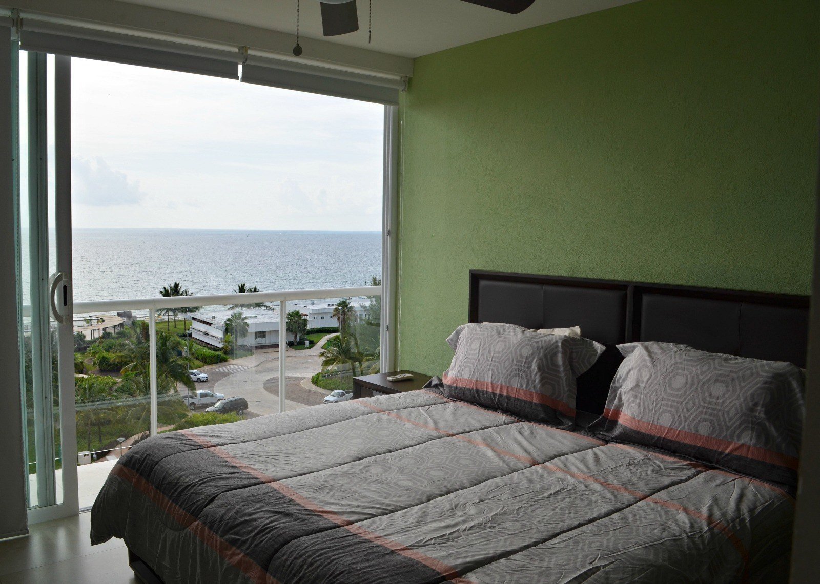 Rec&aacute;mara principal con vista al mar