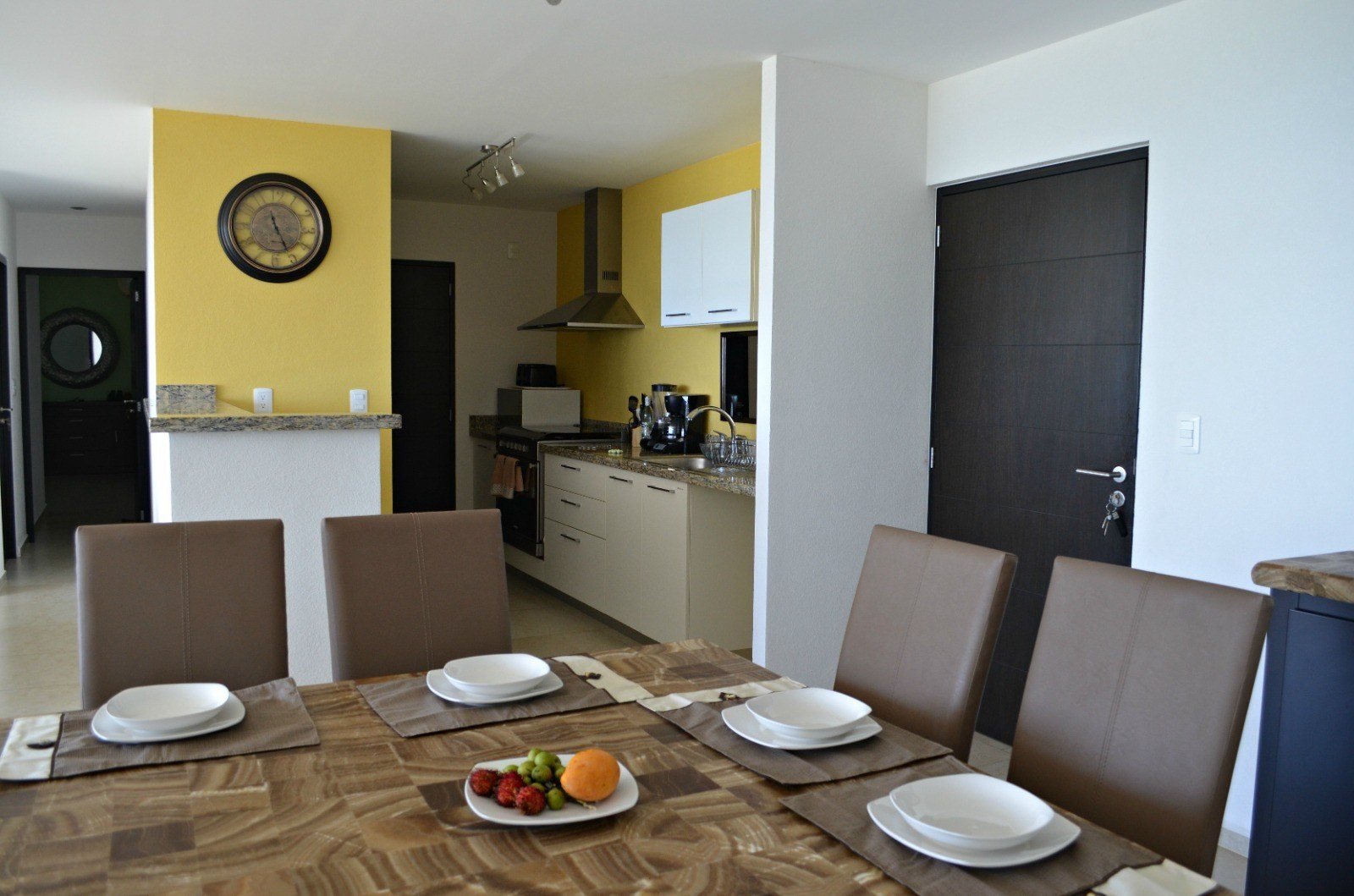 Cocina integral equipada y comedor