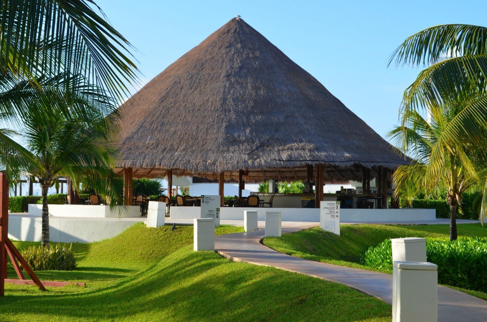 Palapa y &aacute;rea de restaurante