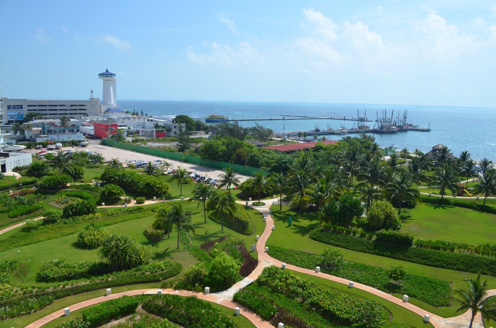 Jardines, faro y marina de Puerto Ju&aacute;rez