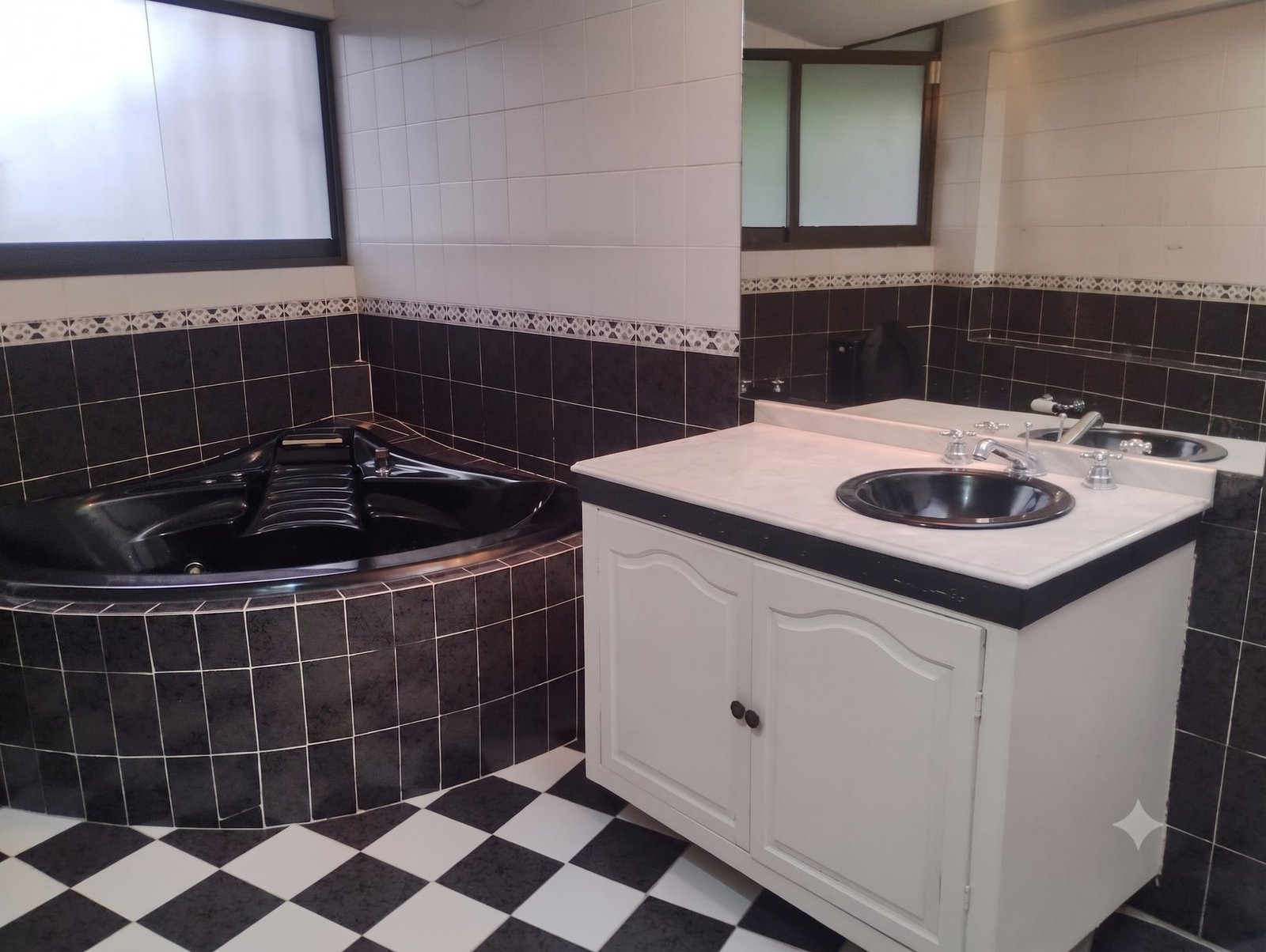 Ba&ntilde;o principal con tina de hidromasaje