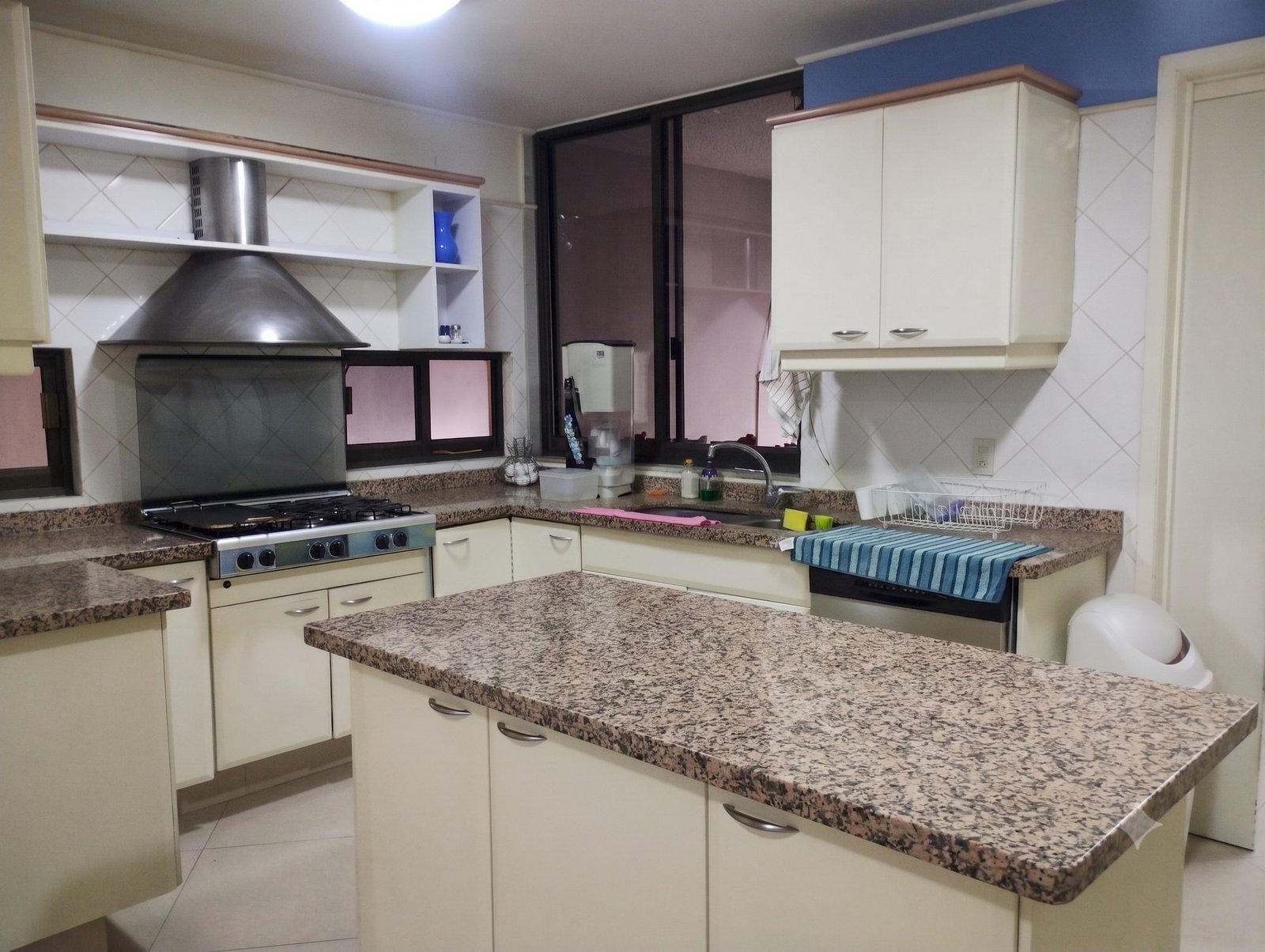 Cocina con isla y cubiertas de granito