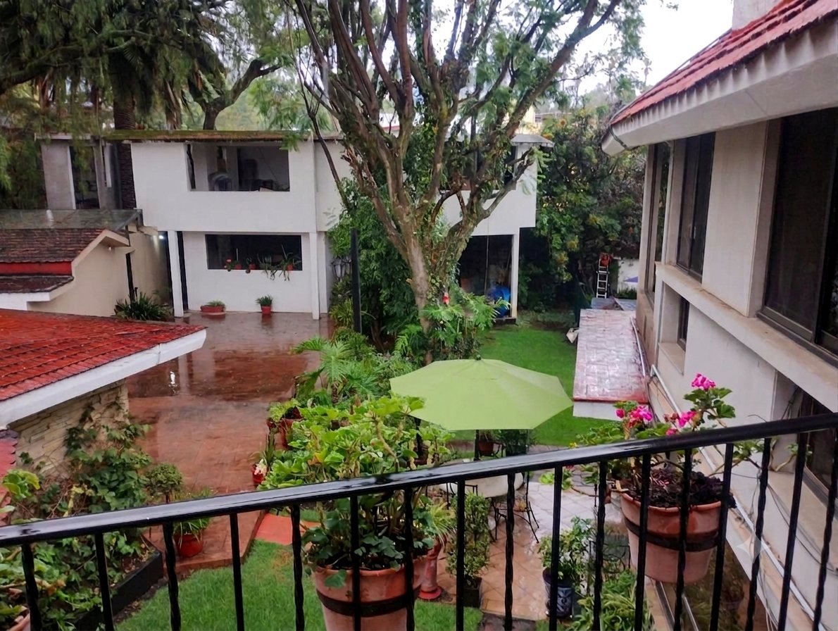 Jard&iacute;n y terraza vistos desde el balc&oacute;n