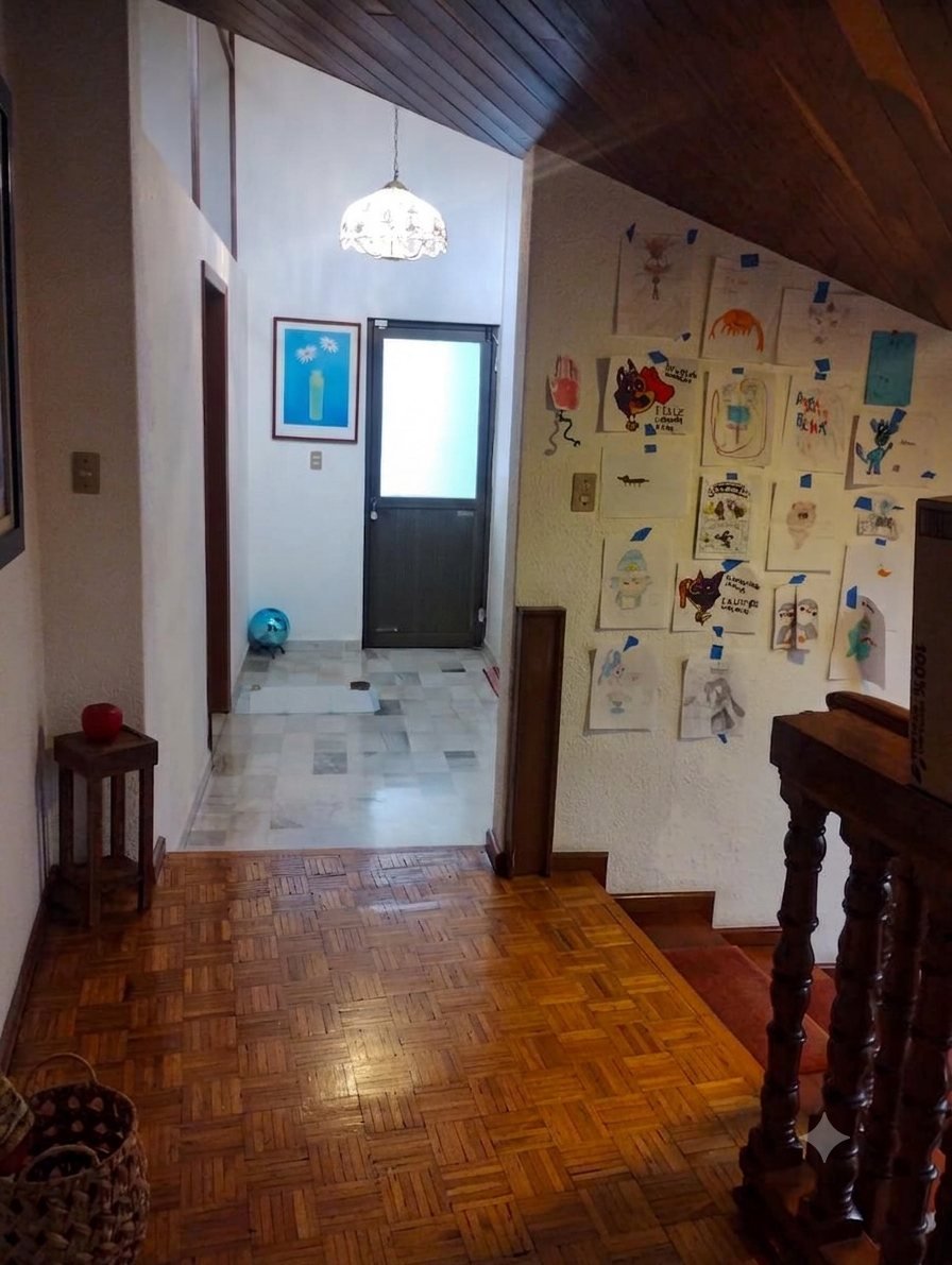 Pasillo de distribuci&oacute;n con piso de parquet