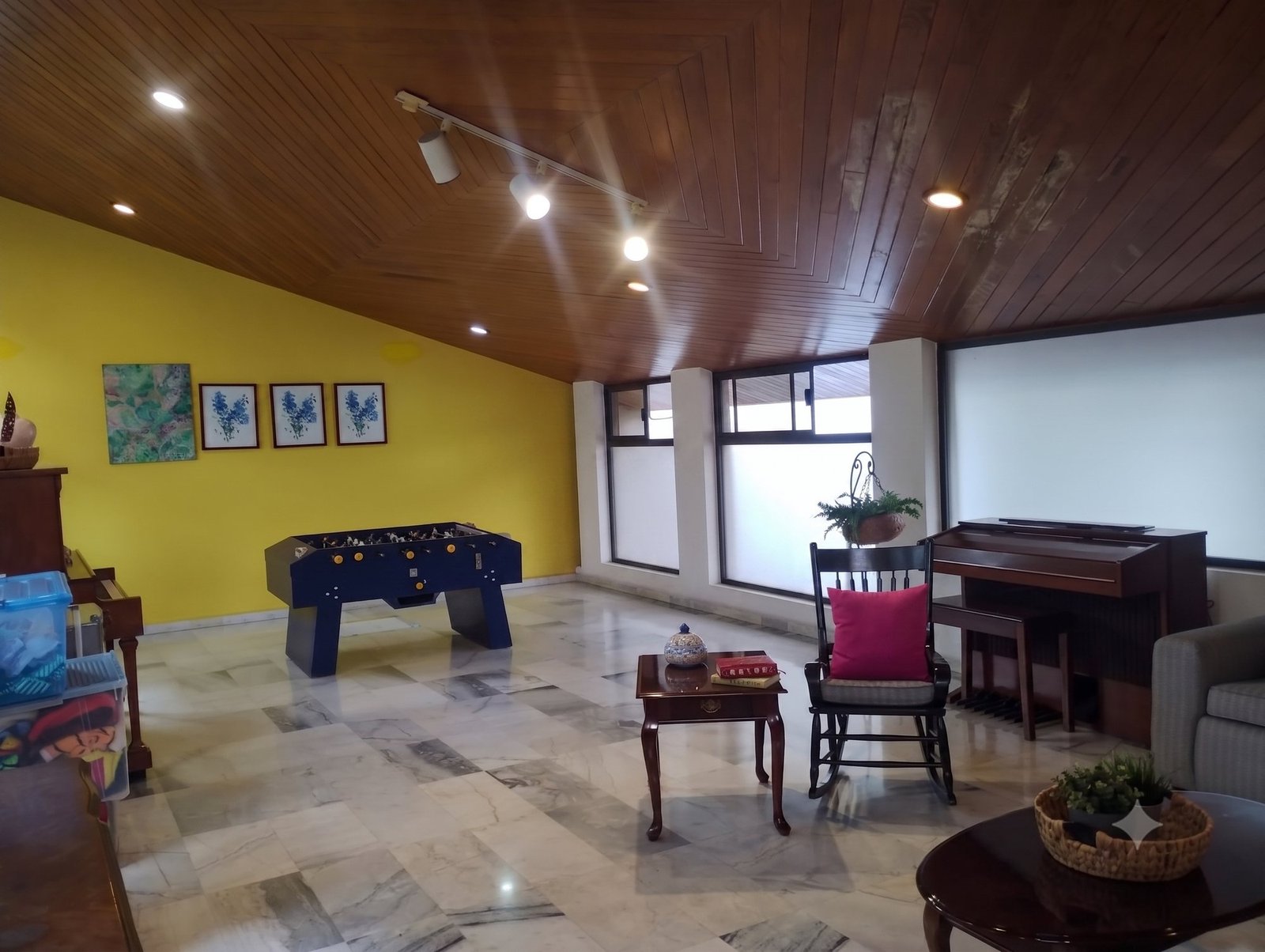 Sala de juegos y estar con piso de m&aacute;rmol