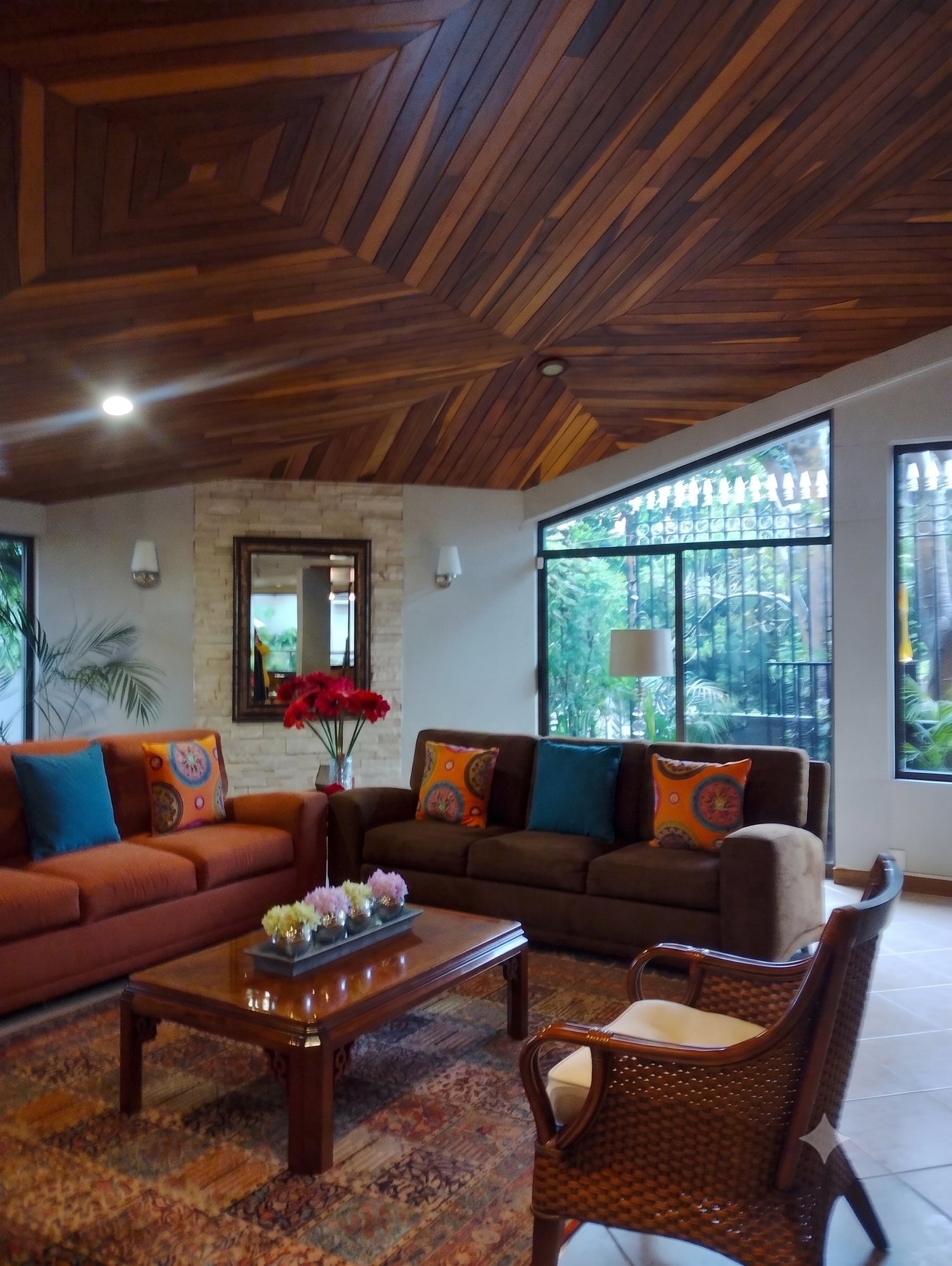 Sala principal con plaf&oacute;n de maderas ensambladas
