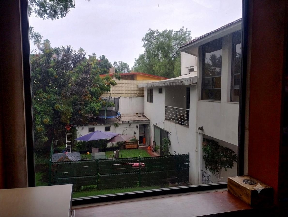 Vista al jard&iacute;n desde ventanal interior
